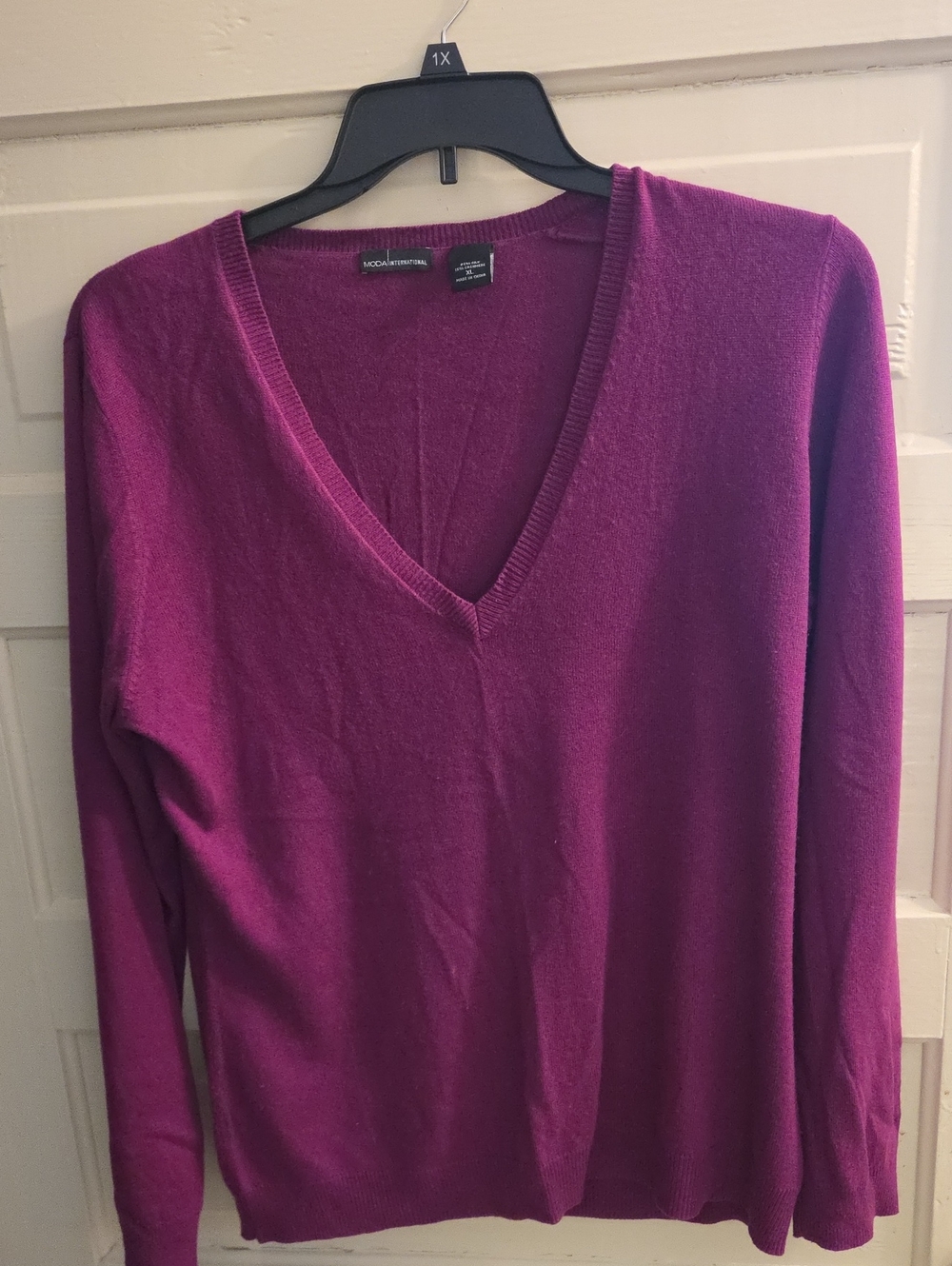 Moda International Women's Silk-Cashmere  V-Neck Sweater in Magenta